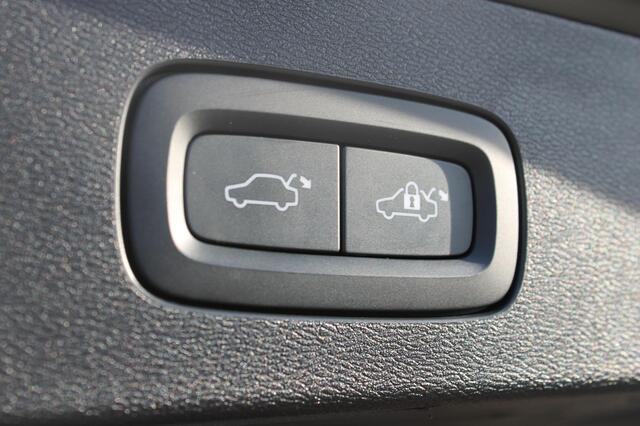 Volvo V60 T6 350PK Automaat Recharge AWD Inscription Panoramisch schuif-kanteldak / Semi elektrisch wegklapbare trekhaak / DAB+ / Apple Carplay / Lederen bekleding / 360graden camera