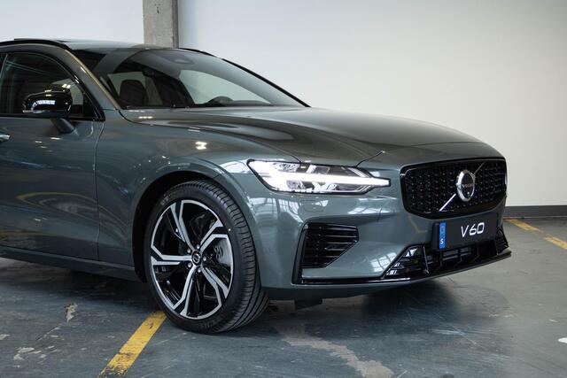 Volvo V60 T8 Plug-in hybrid AWD Ultra Dark | Bowers & Wilkins Audio | Nappa Leder met Ventilatie & Massage | Head-Up Display | Schuif/Kantel-Panoramadak | 360º Visual Park Camera | 19" Lichtmetalen Wielen