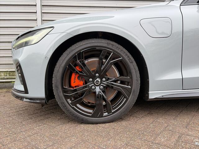 Volvo V60 2.0 T8 Plug-in hybrid AWD Plus Dark / Speciale samenstelling / 19" Velgen Black / B&W audio / Exterieur Styling Kit /