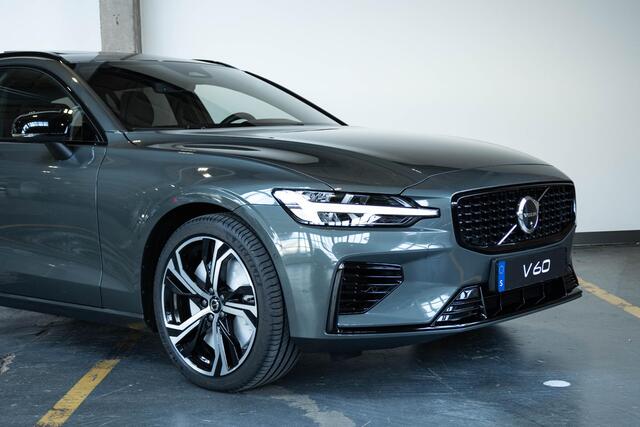 Volvo V60 T8 Plug-in hybrid AWD Plus Dark | Harman Kardon Premium Audio | 360° Parkeercamera | Parkeersensoren voor en achter | Google Infotainment | Nappa Lederenbekleding | Panoramadak | Parkeerverwarming | Head-Up Display | 19" 5-Spaaks Black / Diamond Cut velge