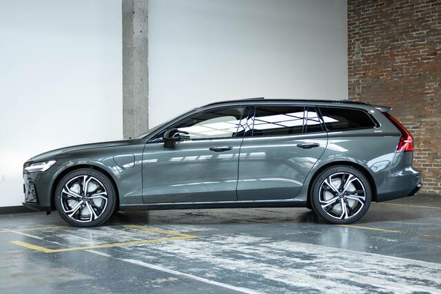 Volvo V60 T8 Plug-in hybrid AWD Plus Dark | Harman Kardon Premium Audio | 360° Parkeercamera | Parkeersensoren voor en achter | Google Infotainment | Nappa Lederenbekleding | Panoramadak | Parkeerverwarming | Head-Up Display | 19" 5-Spaaks Black / Diamond Cut velge