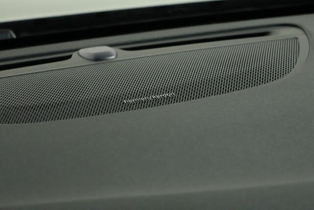 Volvo V60 2.0 T8 Twin Engine AWD R-Design / Pilot assist / HUD / Harmankardon / CarPlay