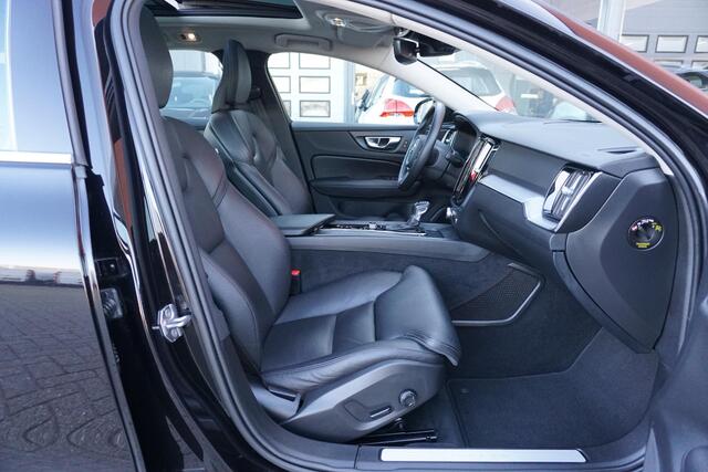 Volvo V60 2.0 T4 Momentum Pro + LEDER / PANO / TREKHAAK ELEKTRISCH