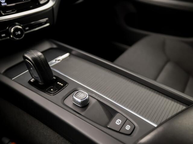 Volvo V60 2.0 B3 Momentum Sport 177Pk Automaat (APPLE CARPLAY, GROOT NAVI, PARKEERSENSOREN, SPORTSTOELEN, DAKRAILS ZWART, LED KOPLAMPEN, NIEUWE APK, NIEUWSTAAT)