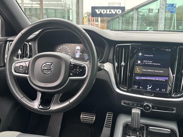 Volvo V60 2.0 T8 Recharge AWD R-Design PHEV, Automaat, Panoramadak, Head-up display, Driver assist, BLIS, Gelaagde- en getinte ramen, Stoelverwarming, Stuurverwarming, Trekhaak semi elektrisch, Harman Kardon audio