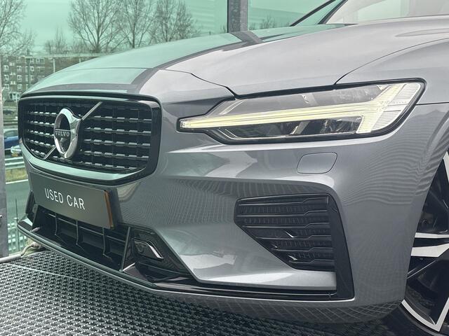 Volvo V60 2.0 T8 Recharge AWD R-Design PHEV, Automaat, Panoramadak, Head-up display, Driver assist, BLIS, Gelaagde- en getinte ramen, Stoelverwarming, Stuurverwarming, Trekhaak semi elektrisch, Harman Kardon audio