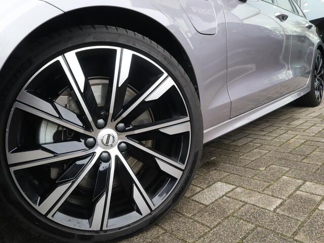 Volvo V60 2.0 T8 Plug-in hybrid AWD Ultra Dark | 20" Turbine Velgen | Exterieur Styling Kit | HEICO uitlaattips | Polestar Optimisation | 360-Camera | Schuif/kanteldak |