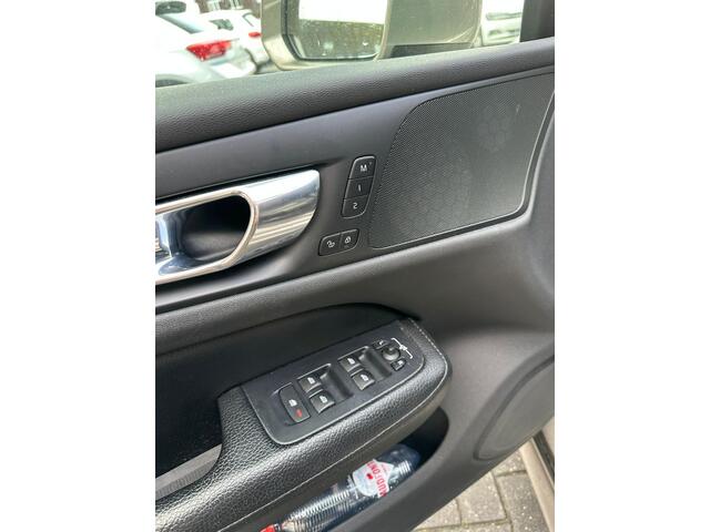 Volvo V60 2.0 T5 Momentum | Sportstoelen | Leer | Trekhaak |