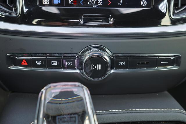 Volvo V60 T6 Recharge AWD Plus Dark - IntelliSafe Assist & Surround - 360º Camera - Harman/Kardon audio - Verwarmde voorstoelen, stuur & achterbank - Parkeersensoren voor & achter - Elektr. bedienb. voorstoelen met geheugen - Elektr. inklapbare trekhaak - 18' LMV