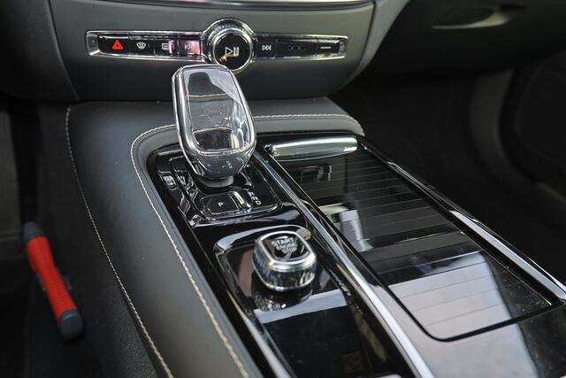 Volvo V60 T6 Recharge AWD Plus Dark - IntelliSafe Assist & Surround - 360º Camera - Harman/Kardon audio - Verwarmde voorstoelen, stuur & achterbank - Parkeersensoren voor & achter - Elektr. bedienb. voorstoelen met geheugen - Elektr. inklapbare trekhaak - 18' LMV