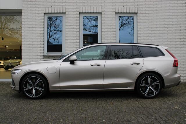 Volvo V60 2.0 T6 Plug-in hybrid AWD Essential | Bright dusk metallic | Lederen bekleding | Extra getint glas | Donkere hemelbekleding | Park assist voor- en achter | 19'' 5-triple spaaks velgen | Buitenspiegels dimmend | Verwarmbaar stuurwiel | Verwambare voorstoel