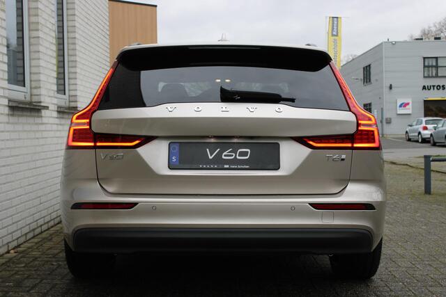 Volvo V60 2.0 T6 Plug-in hybrid AWD Essential | Bright dusk metallic | Lederen bekleding | Extra getint glas | Donkere hemelbekleding | Park assist voor- en achter | 19'' 5-triple spaaks velgen | Buitenspiegels dimmend | Verwarmbaar stuurwiel | Verwambare voorstoel