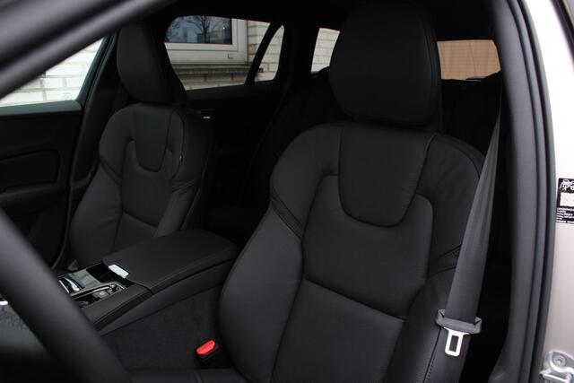 Volvo V60 2.0 T6 Plug-in hybrid AWD Essential | Bright dusk metallic | Lederen bekleding | Extra getint glas | Donkere hemelbekleding | Park assist voor- en achter | 19'' 5-triple spaaks velgen | Buitenspiegels dimmend | Verwarmbaar stuurwiel | Verwambare voorstoel