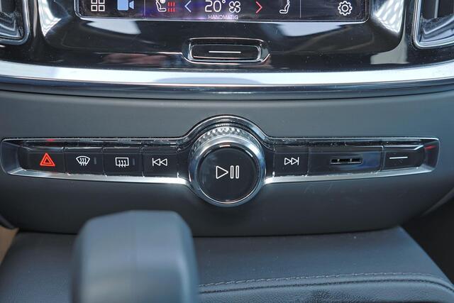 Volvo V60 T6 Recharge AWD Core Bright - IntelliSafe Assist & Surround - 360º Camera - Harman/Kardon audio - Adaptieve LED koplampen - Verwarmde voorstoelen, stuur & achterbank - Parkeersensoren voor & achter - Extra getint glas - 18' LMV