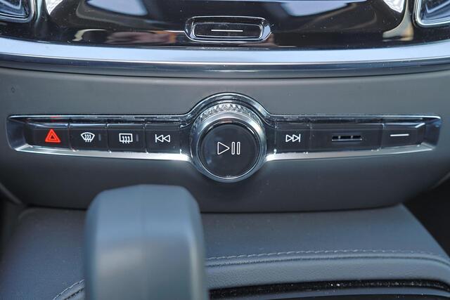 Volvo V60 T6 Recharge AWD Core Bright - IntelliSafe Assist & Surround - 360º Camera - Harman/Kardon audio - Adaptieve LED koplampen - Verwarmde voorstoelen, stuur & achterbank - Parkeersensoren voor & achter - Extra getint glas - 18' LMV