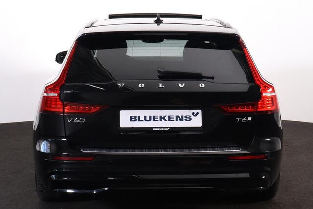 Volvo V60 T6 Recharge AWD Ultra Dark - Panorama/schuifdak - IntelliSafe Assist & Surround - Harman/Kardon audio - Adaptieve LED koplampen - Parkeercamera achter - Verwarmde voorstoelen, stuur & achterbank - Parkeersensoren voor & achter - Elektr. bedienb. voorstoel