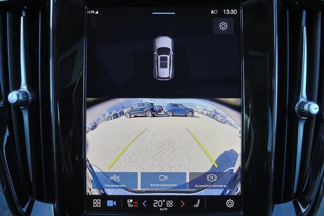 Volvo V60 T6 Recharge AWD Ultra Dark - Panorama/schuifdak - IntelliSafe Assist & Surround - Harman/Kardon audio - Adaptieve LED koplampen - Parkeercamera achter - Verwarmde voorstoelen, stuur & achterbank - Parkeersensoren voor & achter - Elektr. bedienb. voorstoel