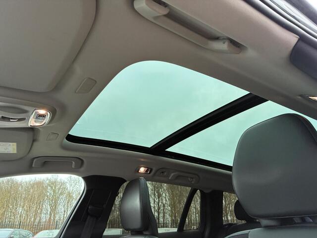 Volvo V60 2.0 T8 Twin Engine AWD Momentum Pro | Adaptieve Cruise Control | Panoramadak | Donker Glas | Parkeersensoren Voor en Achter | Stoel en Stuurverwarming |