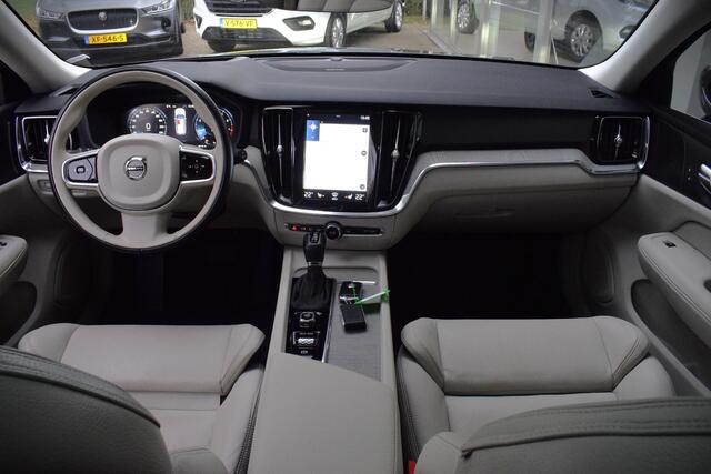 Volvo V60 2.0 T4 Inscription met PANO LED HUD LEDER CARPLAY