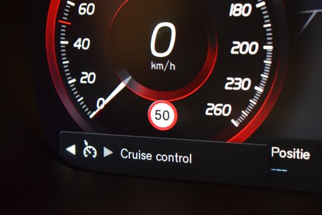 Volvo V60 2.0 T5 250pk AUT8 Momentum Trekhaak 1800kg/ Leer/ Pano/ Stoelverw.