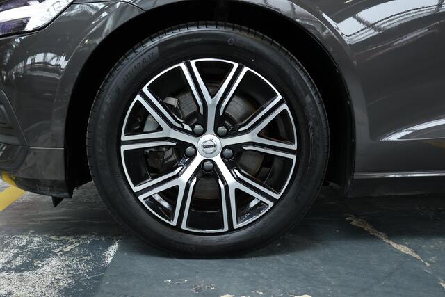 Volvo V60 B4 Core | Blond Lederen bekleding | Adaptive Cruise Control | Google Infotainment | Parkeersensoren voor + achter | Dealeronderhouden | Climate Control |