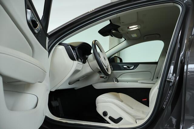 Volvo V60 B4 Core | Blond Lederen bekleding | Adaptive Cruise Control | Google Infotainment | Parkeersensoren voor + achter | Dealeronderhouden | Climate Control |