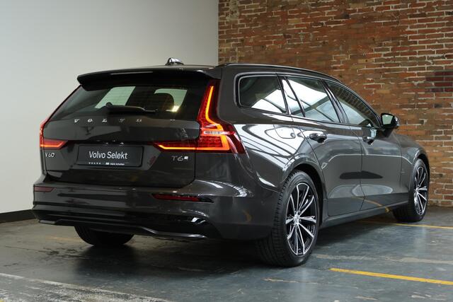 Volvo V60 T6 Plug-in hybrid AWD Plus Dark | Trekhaak | 360 graden camera | Verwarmbare voorstoelen, achterbank en stuurwiel | Premium audio by Harman Kardon | Adaptieve cruise control | Verwarmbare achterbank | Apple carplay/Android auto