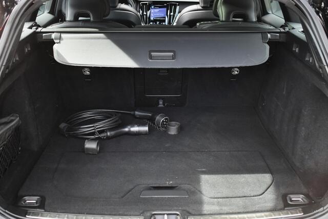 Volvo V60 T6 Recharge AWD R-Design | Panoramisch schuif-/kanteldak | Semi Elektrisch inklapbare Trekhaak | Harman Kardon Premium Sound | Driver Assist Pakket | Elektrisch verstelbare voorstoelen | Nappa Leder met ventilatie | Camera achter | 1e Eigenaar | Dealer On