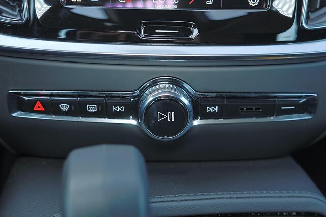 Volvo V60 T6 Recharge AWD Core Bright - IntelliSafe Assist & Surround - 360º Camera - Adaptieve LED koplampen - Verwarmde voorstoelen, stuur & achterbank - Parkeersensoren voor & achter - Elektr. bedienb. voorstoelen met geheugen - 19' LMV