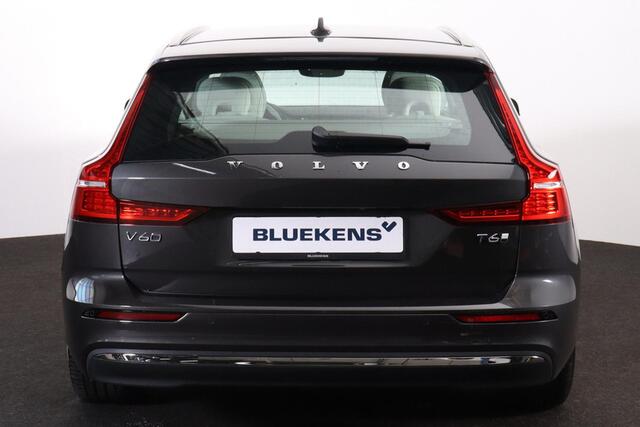 Volvo V60 T6 Recharge AWD Essential Bright - IntelliSafe Assist & Surround - Parkeercamera achter - Verwarmde voorstoelen, stuur & achterbank - Parkeersensoren voor & achter - 18' LMV