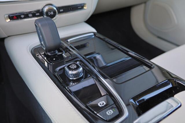 Volvo V60 T6 Recharge AWD Essential Bright - IntelliSafe Assist & Surround - Parkeercamera achter - Verwarmde voorstoelen, stuur & achterbank - Parkeersensoren voor & achter - 18' LMV