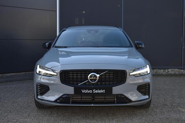 Volvo V60 T6 Plug-in hybrid AWD Plus Dark | Trekhaak | 360 graden camera | Verwarmbare voorstoelen, achterbank en stuurwiel | Premium audio by Harman Kardon | Adaptieve cruise control | Keyless | Elektrische achterklep