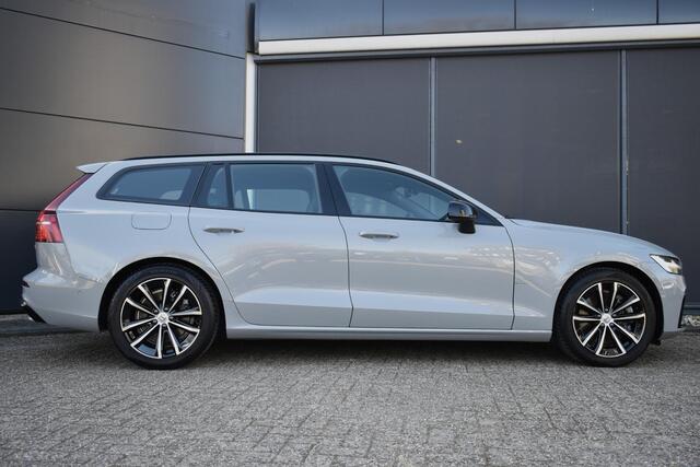 Volvo V60 T6 Plug-in hybrid AWD Plus Dark | Trekhaak | 360 graden camera | Verwarmbare voorstoelen, achterbank en stuurwiel | Premium audio by Harman Kardon | Adaptieve cruise control | Keyless | Elektrische achterklep