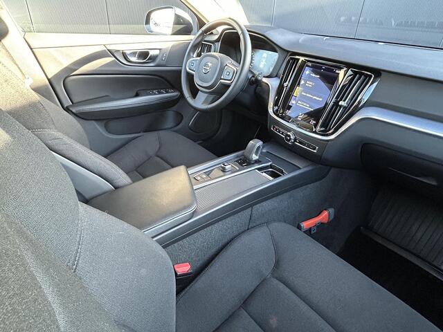 Volvo V60 2.0 B3 Essential Edition let op 5600 km Adaptive cruise control/ nav/tel/ trekhaak