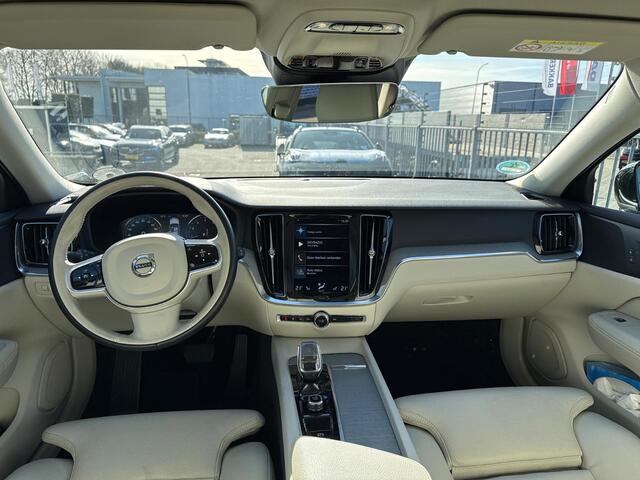 Volvo V60 2.0 B4 Plus Bright | Navigatie | Apple Carplay | Android Auto | Lederen Bekleding | Stoelverwarming | Achteruitrijcamera | Parkeersensoren | Lichtmetalen Velgen | Keyless Entry | Elektrische Achterklep