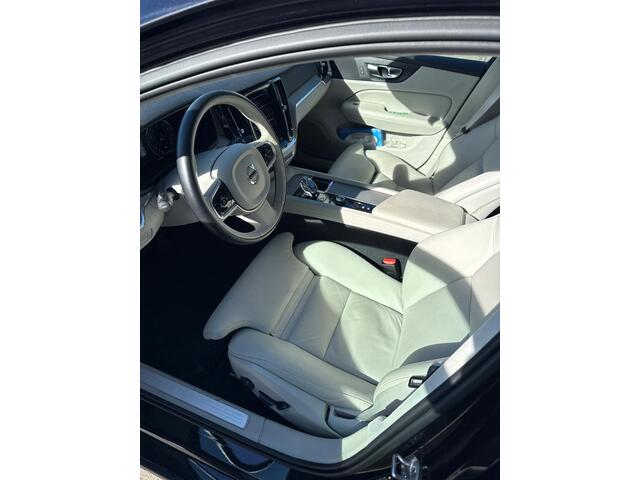 Volvo V60 2.0 B4 Plus Bright | Navigatie | Apple Carplay | Android Auto | Lederen Bekleding | Stoelverwarming | Achteruitrijcamera | Parkeersensoren | Lichtmetalen Velgen | Keyless Entry | Elektrische Achterklep