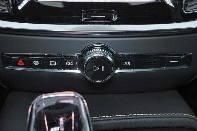 Volvo V60 T8 AWD Plus Dark - HEICO Performance Edition - Panoramisch schuif-/kanteldak - Head-up Display - Intellisafe Assist/Surround - 360 graden camera - Verwarmbare voorstoelen - Verwambare achterbank - Verwarmbaar stuurwiel - Heico Bodykit incl. sportuitlaatsy