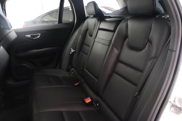 Volvo V60 2.0 B3 Momentum Advantage | Camera | Adaptieve Cruise | Lederen bekleding | Pack Winter |