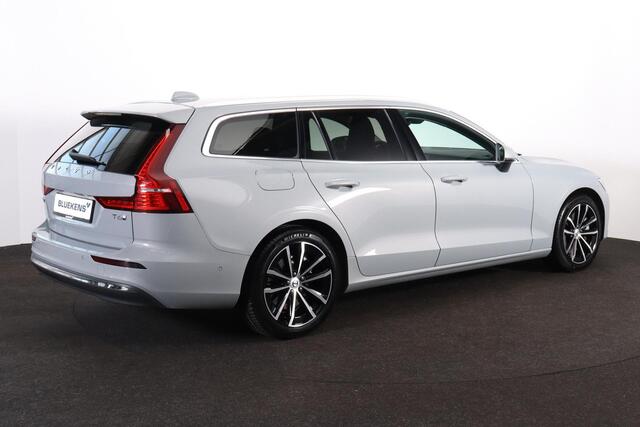 Volvo V60 T6 Recharge AWD Core Bright - IntelliSafe Assist & Surround - 360º Camera - Harman/Kardon audio - Adaptieve LED koplampen - Verwarmde voorstoelen, stuur & achterbank - Parkeersensoren voor & achter - Extra getint glas - 18' LMV