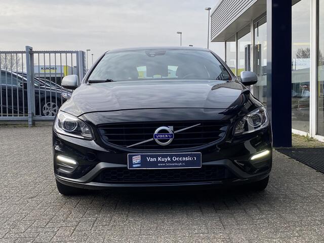 Volvo V60 2.0 T4 Business Sport / NL-Auto / 190 PK / Dealer-Onderhouden / Standkachel / Cruise-Control / Stoelverwarming / Climate-Control / Radio-Bluetooth / Navi / PDC-Achter / 18'' LMV / All-Season / ENZ.