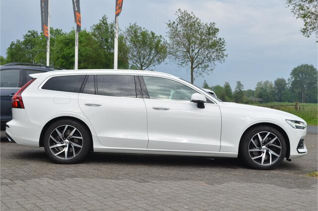 Volvo V60 2.0 T5 250pk Momentum Trekhaak 1800kg wegklapb | Drive modus | Carplay | 18'' LMV | Bordenherkenning | Bochtverlichting | Getint glas