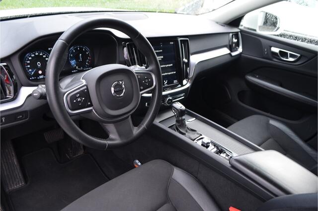 Volvo V60 2.0 T5 250pk Momentum Trekhaak 1800kg wegklapb | Drive modus | Carplay | 18'' LMV | Bordenherkenning | Bochtverlichting | Getint glas
