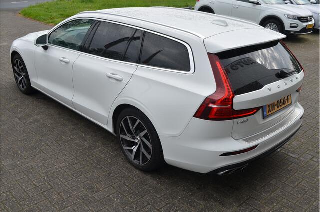 Volvo V60 2.0 T5 250pk Momentum Trekhaak 1800kg wegklapb | Drive modus | Carplay | 18'' LMV | Bordenherkenning | Bochtverlichting | Getint glas
