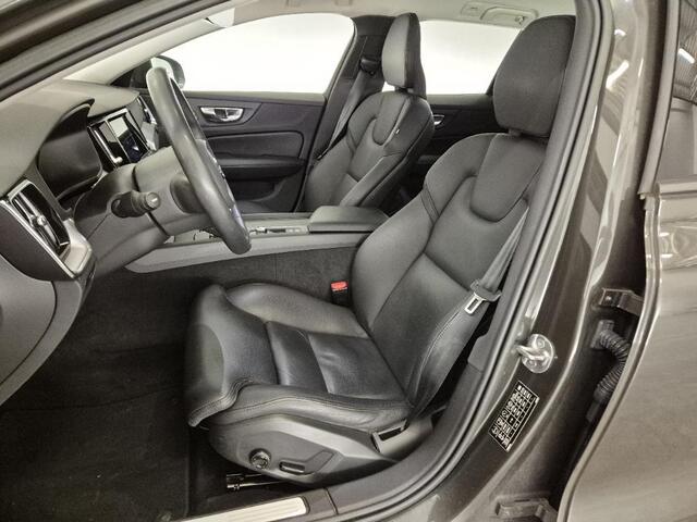 Volvo V60 2.0 B3 Momentum | Stoel/stuur verwarming | Adaptieve cruise | Parkeersensoren V+A | Parkeercamera | Apple carplay/android auto | BLIS | Lederen bekleding | Metallic lak |