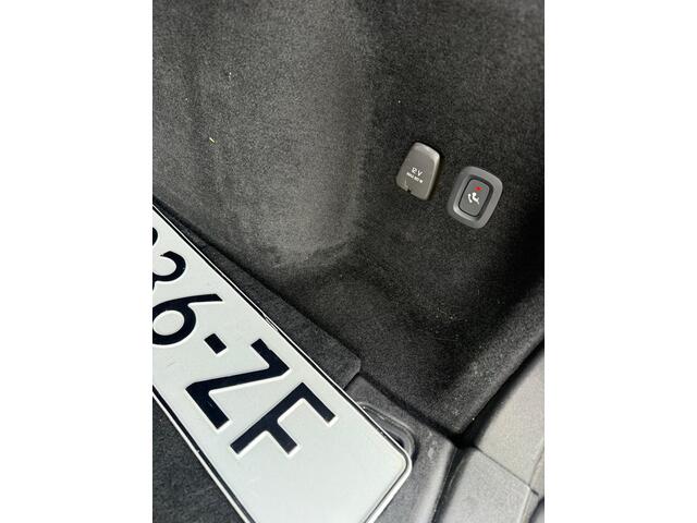 Volvo V60 2.0 T6 Recharge AWD R-Design | Plug-in Hybrid (PHEV) | Trekhaak | Panoramadak | Bowers Wilkins Audio | Stoelverwarming | Achteruitrijcamera | Parkeersensoren | Keyless Entry | Navigatie | Apple Carplay | Android Auto