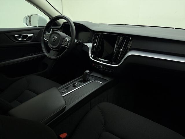 Volvo V60 B3 177pk Momentum Advantage / Stoel + Stuurw. Verwarming / Getint Glas / Trekhaak / PDC + Camera / Apple CarPlay / DAB / Bluetooth / Navigatie /