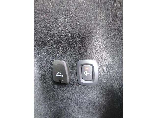 Volvo V60 2.0 B3 Momentum Leder, stoel en stuurverwarming, trekhaak inklapbaar, nieuwe banden, carplay & aidroid, DAB+, 1e eigenaar