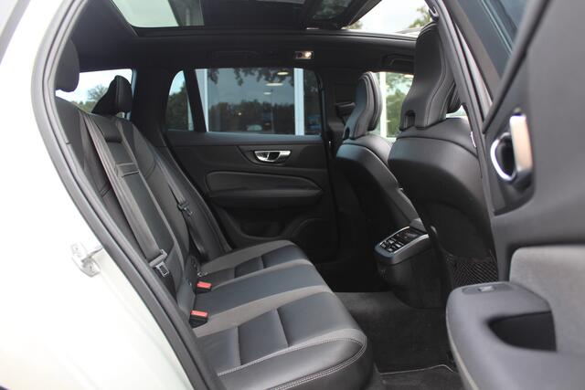 Volvo V60 2.0 T5 R-Design / Trekhaak / Panoramadak / Camera / Leder / Harman Kardon / 20'' / Keyless / CarPlay / Stuurverwarming / Stoelverwarming 4x / DAB / Dodehoek / Cruise Control