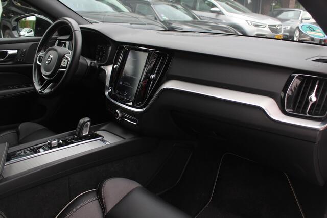 Volvo V60 2.0 T5 R-Design / Trekhaak / Panoramadak / Camera / Leder / Harman Kardon / 20'' / Keyless / CarPlay / Stuurverwarming / Stoelverwarming 4x / DAB / Dodehoek / Cruise Control