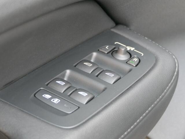 Volvo V60 T6 AWD + Bright 12MND garantie / Trekhaak / Camera / Stuurverwar